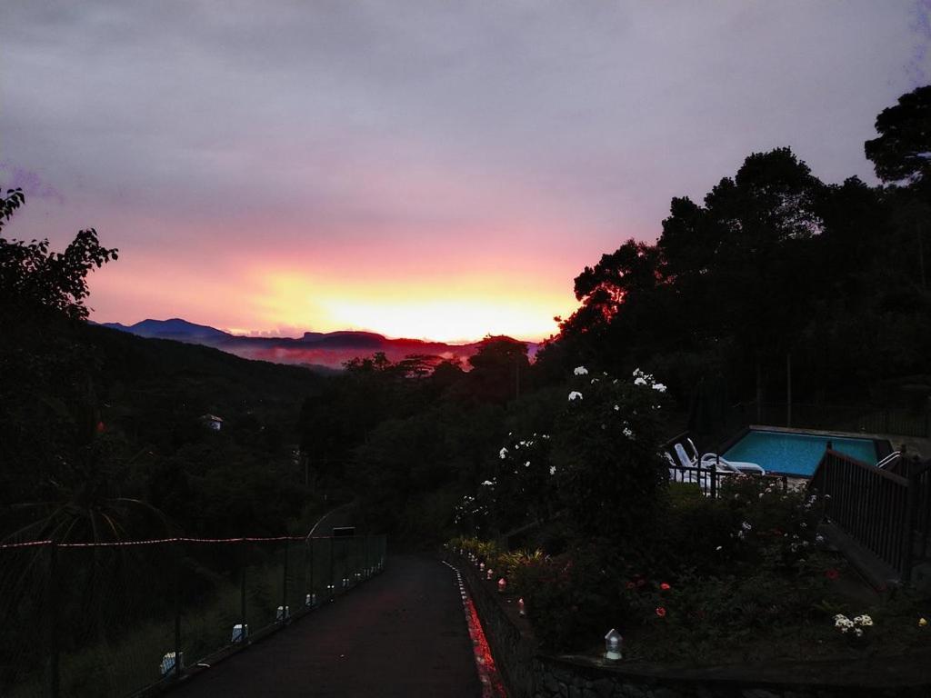 The Grand Hills Bed & Breakfast แคนดี้ ภายนอก รูปภาพ
